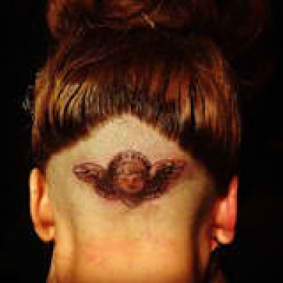 Δείτε τη Lady Gaga να κάνει τατουάζ στο κεφάλι για την προώθηση του νέου της αρώματος