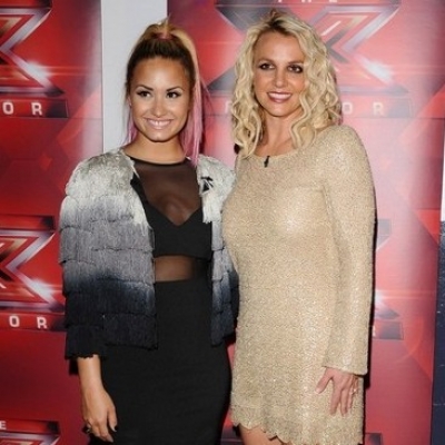 Demi Lovato: "Είναι τρελό και μόνο που κάθομαι δίπλα στην Britney Spears!!"