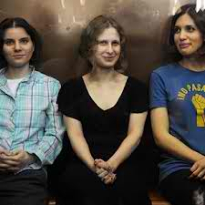 ΄Free Pussy Riot΄ γραμμένο με αίμα δίπλα από δυο πτώματα...