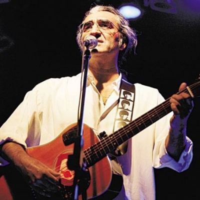 Ο Βασίλης Καζούλλης για δύο ζωντανές μοναδικές εμφανίσεις