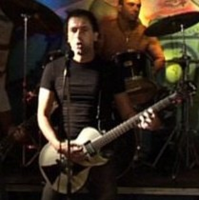 Ο Γιάννης Σαρχιανάκης ερμηνεύει ξένες ροκ επιτυχίες!