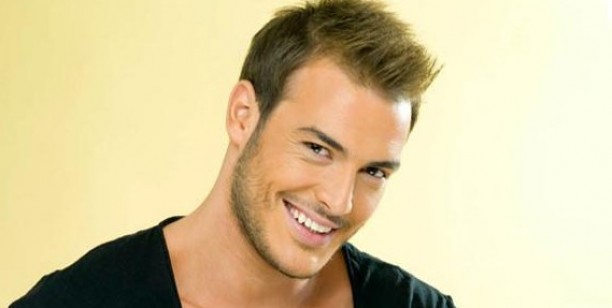 Αυτό είναι το ολοκαίνουριο video clip του Σάκη Αρσενίου!