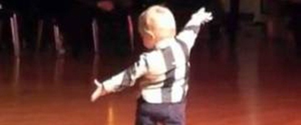 Γεννημένος χορευτής δύο ετών!