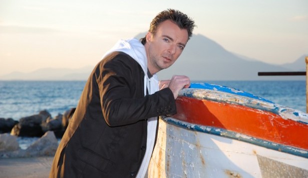 Ο Νίκος Γεραλής ανανεωμένος μας λέει “Δε μου καίγεται καρφί”