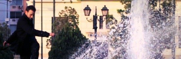 Δείτε πρώτοι τις sexy βουτιές του Σάκη Αρσενίου σε ένα συντριβάνι!