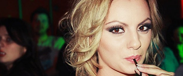 H Alexandra Stan δεν είναι «cliché» ούτε και σε acoustic version!