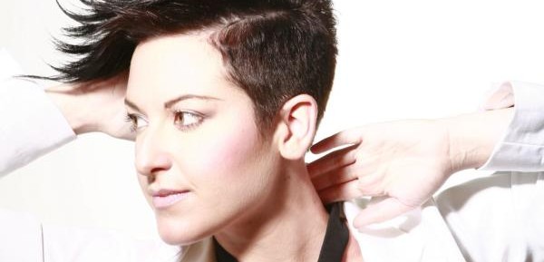 Η Ifigenia Atkinson μας παρουσιάζει μια νέα εκδοχή του “Hometown Glory”