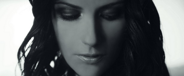 To νέο video clip της Laura Pausini είναι εδώ!