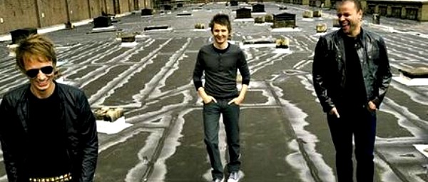 Ο μπασίστας των Muse αναλαμβάνει χρέη τραγουδιστή