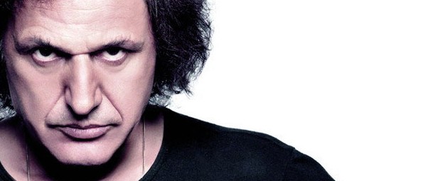 Ο Βασίλης Παπακωνσταντίνου τραγούδησε για τον Γιάννη…