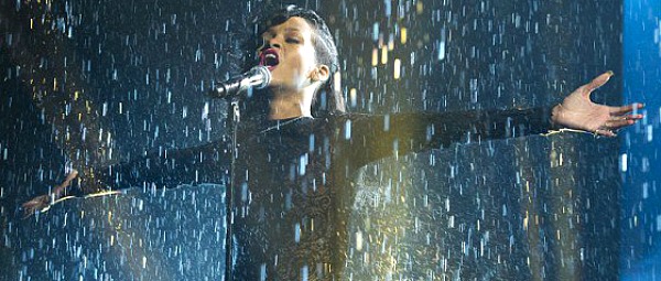 Δείτε την Rihanna να τραγουδάει live μέσα στην βροχή!