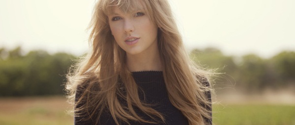 Η Τaylor Swift τραγουδά "I Knew You Were Trouble" στην εκπομπή "Fifi & Jules".