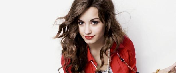 H Demi Lovato αποδίδει φόρο τιμής στα θύματα του σχολείου Sandy Hook στο Newton.