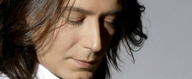 Ο Γιάννης Κότσιρας διαβάζει Χριστουγεννιάτικες ιστορίες για την ενίσχυση της "Κιβωτού του Κόσμου" στον Ιανό 24/12