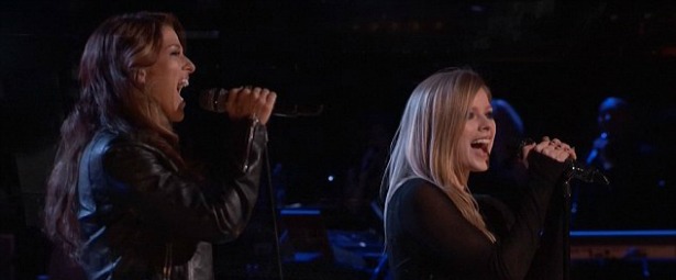 H νικήτρια του “The Voice” τραγουδάει με την Avril Lavigne και τους The Killers.