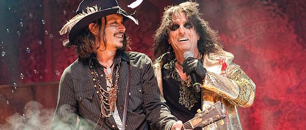 Ο Johnny Depp επί σκηνής με τον Alice Cooper