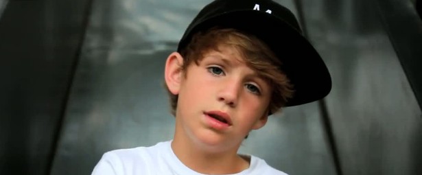 Πως ένας δεκατετράχρονος τραγουδάει το 'Scream And Shout'...