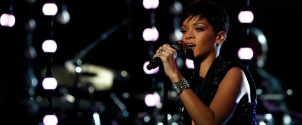 H εντυπωσιακή εμφάνιση της Rihanna στον τελικό του “The Voice”!