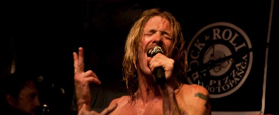 Foo Fighters παίζουν Led Zeppelin, με τον Taylor Hawkins να τραγουδά