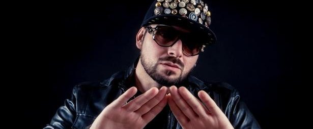 «Καλές Γιορτές Αλέξη!»| Ακούστε το χιουμοριστικό χριστουγεννιάτικο τραγούδι του Ominus!