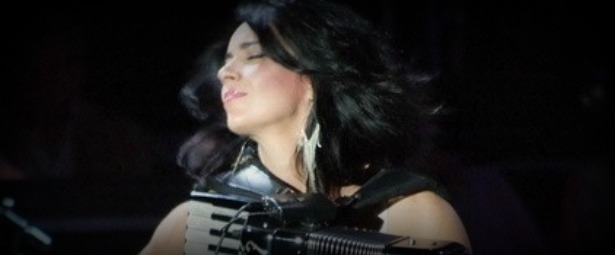 Η Ζωή Τηγανούρια σε μια παράσταση με δύο μέρη! | Live στο PassPort 19/4