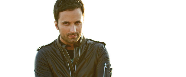 Κανένα τραγούδι δε γλιτώνει από το Γιώργο Λιανό!