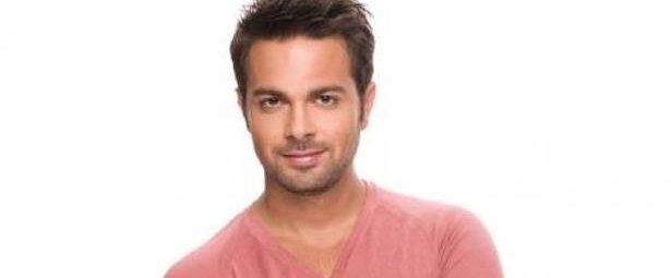 Ηλίας Βρεττός: "Το πρώτο τραγούδι που τραγούδησα μπροστα σε κόσμο, ήταν..."