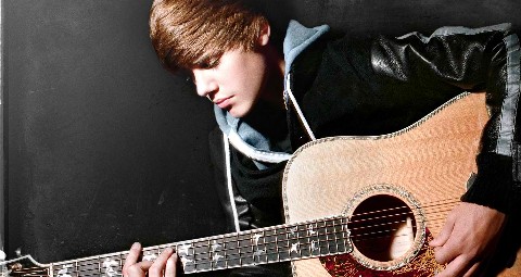 O Justin Bieber, σε ακουστική εκτέλεση γνωστού τραγουδιού του