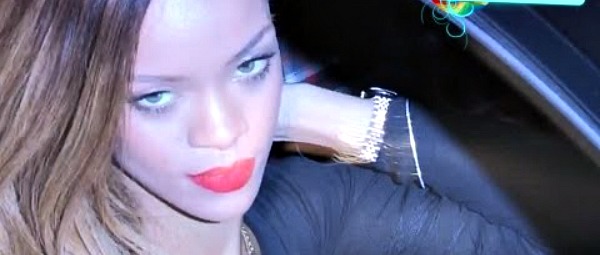 Όταν η Rihanna εκφράζει  την… «αγάπη» της στους paparazzi! (video)