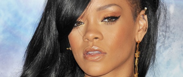 Η Rihanna φλερτάρει με τα... βατόμουρα!