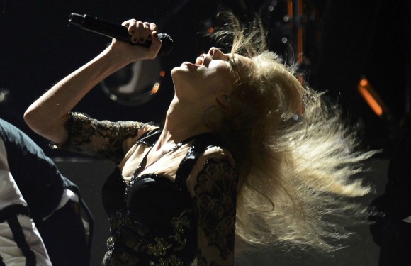 brit-awards-2013-taylor-swift-1