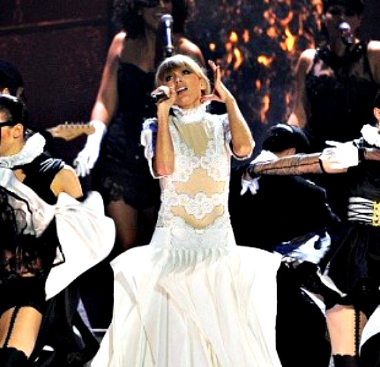 brit-awards-2013-taylor-swift2