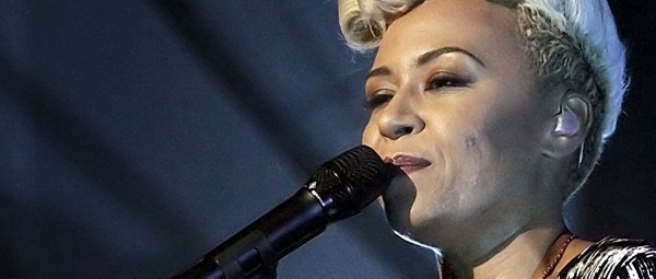 emeli-sande-performing-17