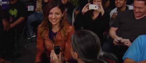 Πρόταση γάμου από γνωστό μουσικό σε αγώνα πάλης...