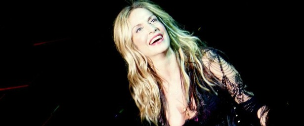 Συγκινημένη η Άννα Βίσση στη συναυλία CyprusAID | Δες τη live εμφάνιση! 