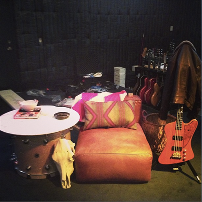 kings-of-leon-facebook Φωτογραφία των Kings Of Leon από το studio