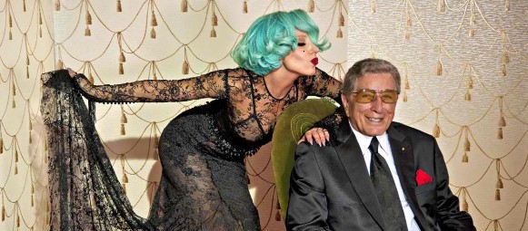 Η Lady Gaga τραγουδά το "I've Got a Crush On You" στη σκηνή του ArtRave