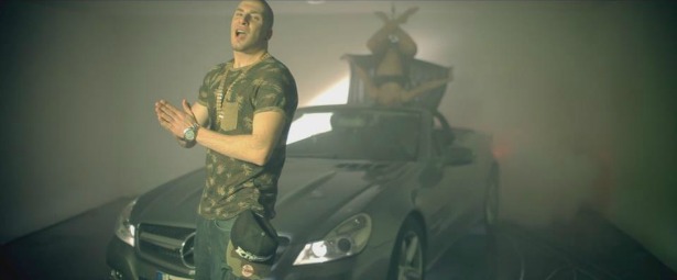 "Για μια ακόμη φορά"| Δες το νέο video clip του OGE feat. Josephine