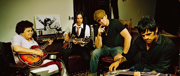 Συνεργασία Alex Turner και Queens of the Stone Age