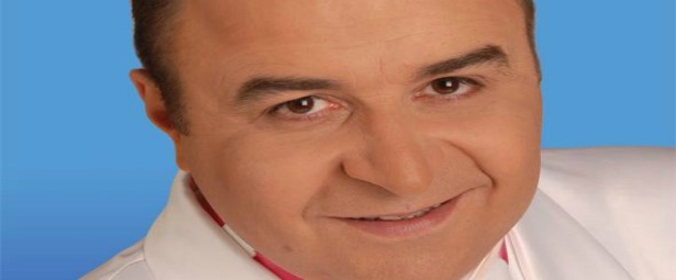 Ο Μάρκος Σεφερλής «εισβάλλει» στο Γυάλινο Μουσικό Θέατρο κάθε Κυριακή και Δευτέρα από 17/3