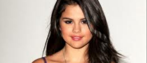 Δείτε τη Selena Gomez να διασκευάζει Britney Spears