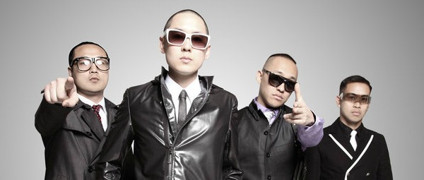 Δείτε τους Far East Movement με τον Travis Garland σε μια acoustic παρουσίαση του “Lovetron”.