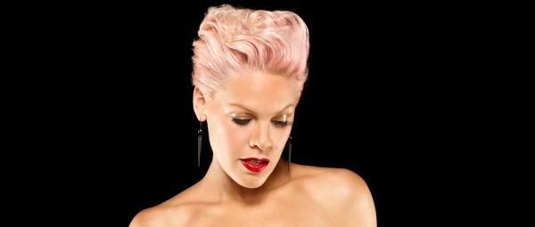 Η P!nk παίζει πιάνο για πρώτη φορά live στην περιοδεία της