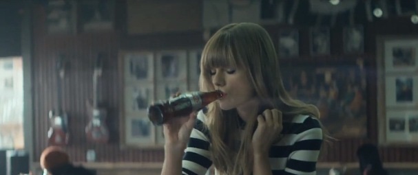 H Taylor Swift γράφει το νέο single "22" σε διαφήμιση γνωστού αναψυκτικού. 