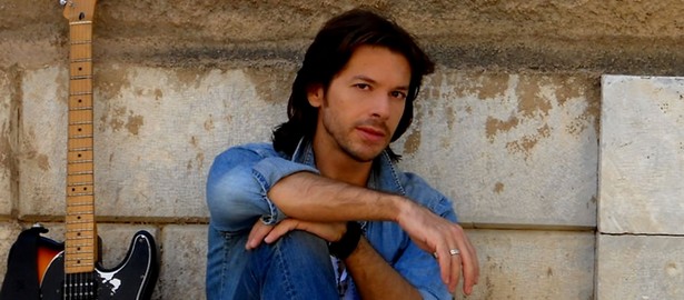 «Είναι ψέμα πως είμαι εντάξει» | Νέο τραγούδι από τον Βασίλη Μπαμπανιάρη