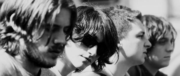 Οι Arctic Monkeys σε μια live εκτέλεση του νέου τους single!