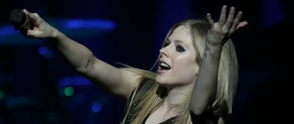 H Avril Lavigne τραγουδά το νέο της τραγούδι στο Dancing With The Stars