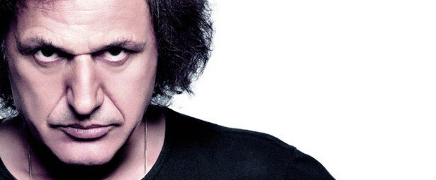 Βασίλης Παπακωνσταντίνου: «Με τι πρότυπα μεγάλωσαν οι σαραντάρηδες; Με Αντώνη Ρέμο και lifestyle;»