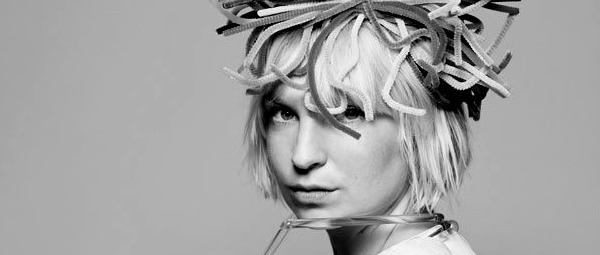 Δείτε τη Sia να τραγουδά το “Titanium” για πρώτη φορά live