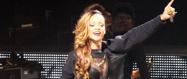 Επιτέθηκε με μικρόφωνο σε fan της η Rihanna